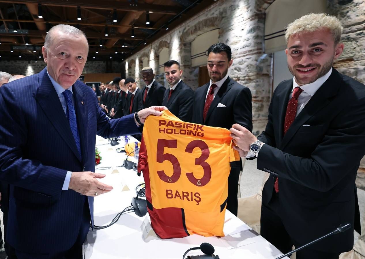 Galatasaray'dan Dolmabahçe'ye tam kadro ziyaret: Cumhurbaşkanı Erdoğan'a 53 numaralı forma hediye edildi - Sayfa 2