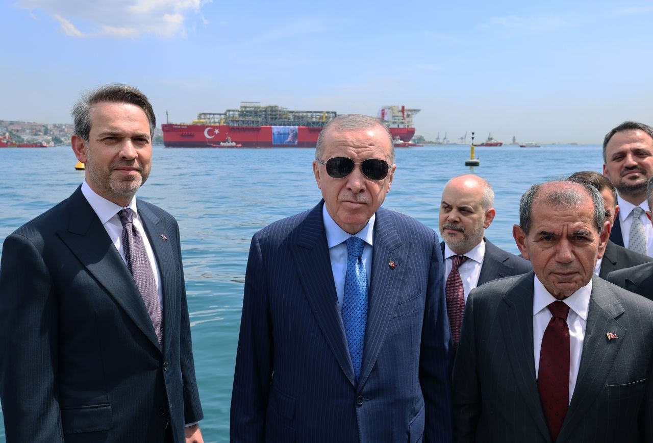 Cumhurbaşkanı Erdoğan Dolmabahçe'den uğurladı: Doğalgaz üretim platformu Osman Gazi Karadeniz'e açıldı - Sayfa 1