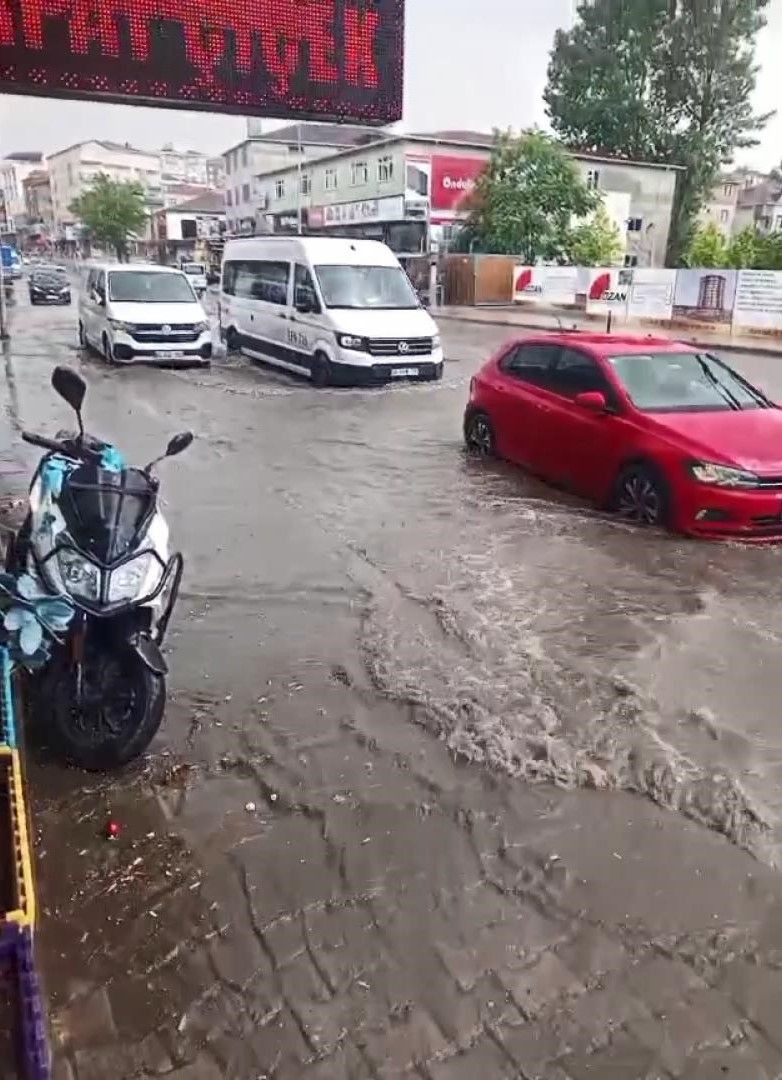 Sağanak bastırdı, İstanbul'da yollar göle döndü araçlar suda yüzdü - Sayfa 1