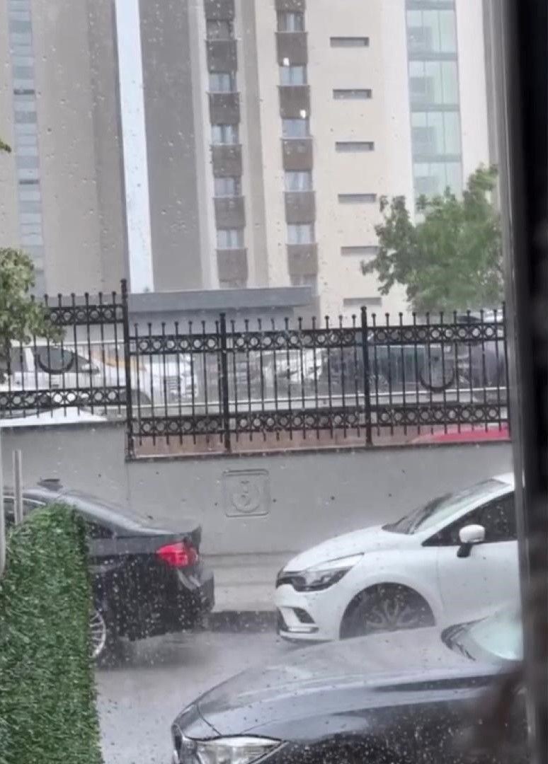 Sağanak bastırdı, İstanbul'da yollar göle döndü araçlar suda yüzdü - Sayfa 2