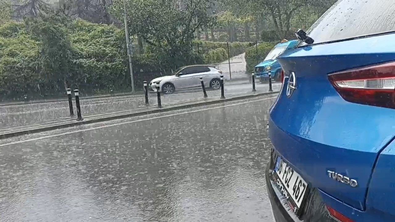 Sağanak bastırdı, İstanbul'da yollar göle döndü araçlar suda yüzdü - Sayfa 6