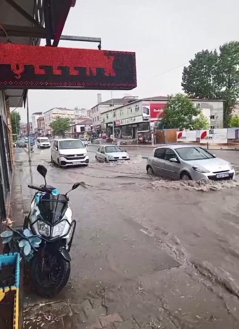 Sağanak bastırdı, İstanbul'da yollar göle döndü araçlar suda yüzdü - Sayfa 4