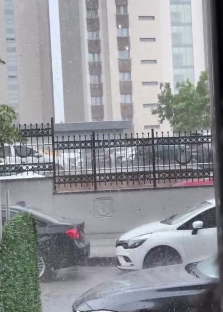 Sağanak bastırdı, İstanbul'da yollar göle döndü araçlar suda yüzdü - Sayfa 3