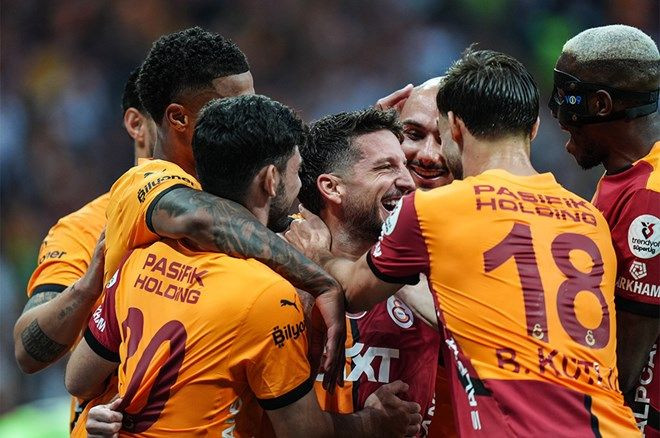 Fernando Muslera ve Dries Mertens Galatasaray formasıyla son maçına çıktı: Omuzlarda veda ettiler - Sayfa 1