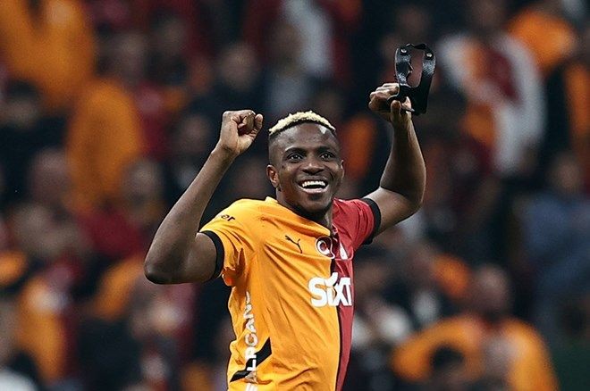 Rams Park’ta Victor Osimhen'e özel şarkı: Taraftarlar hep bir ağızdan söyledi - Sayfa 1