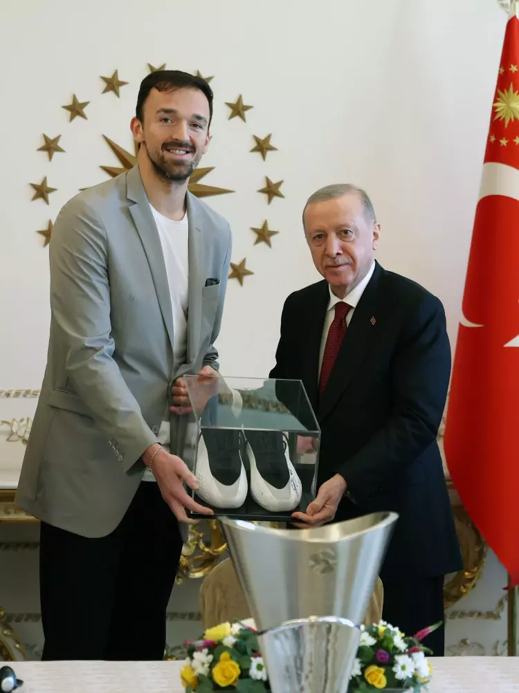Cumhurbaşkanı Recep Tayyip Erdoğan, Euroleague şampiyonu Fenerbahçe'yi kabul etti - Sayfa 12