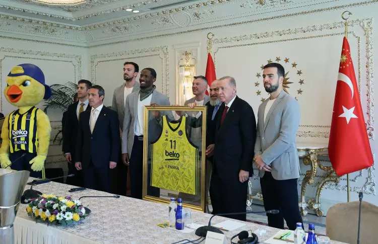 Cumhurbaşkanı Recep Tayyip Erdoğan, Euroleague şampiyonu Fenerbahçe'yi kabul etti - Sayfa 16
