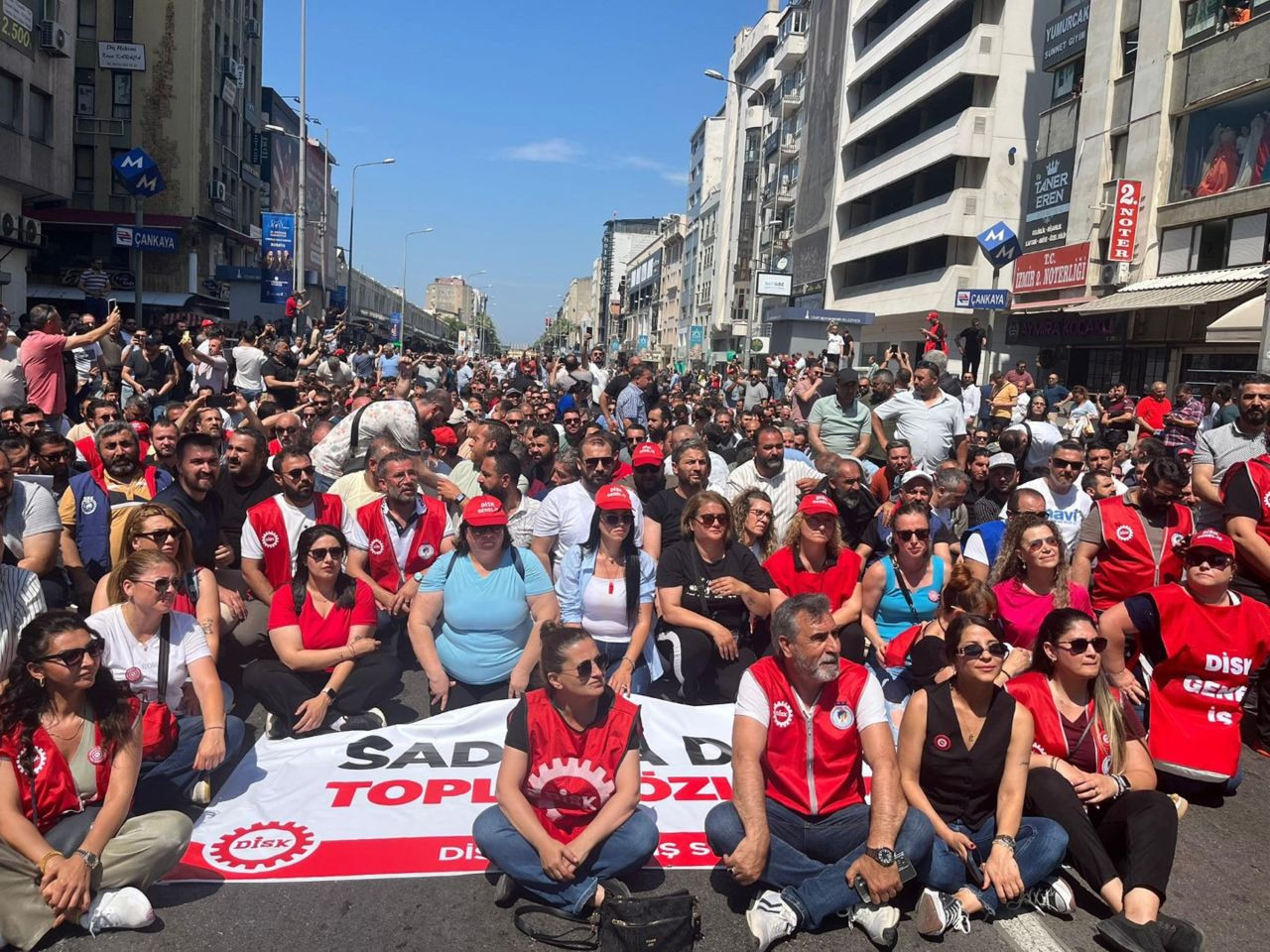 İzmir'de grevin ikinci günü: DİSK temsilcisi 50 akrabasını İzmir belediyesinde işe sokmuş! Maaş talebi gündem oldu - Sayfa 11