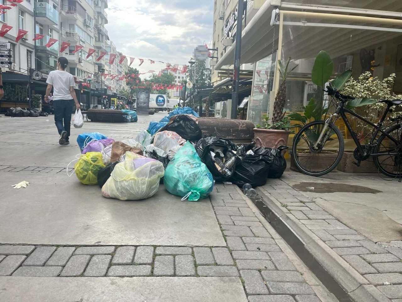 Otobüsler kontak kapattı, çöpleri toplayan yok, İzmir kaosa teslim! Grevci işçiler 90 bin TL maaş istiyor - Sayfa 1