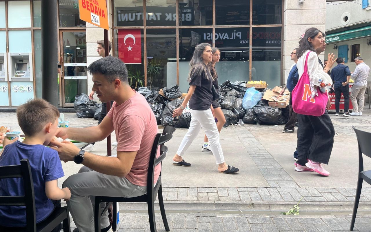 İzmir grev yüzünden kokmaya başladı: Çöpler sokaklara taştı! DİSK'ten yarın için büyük tehdit... - Sayfa 1