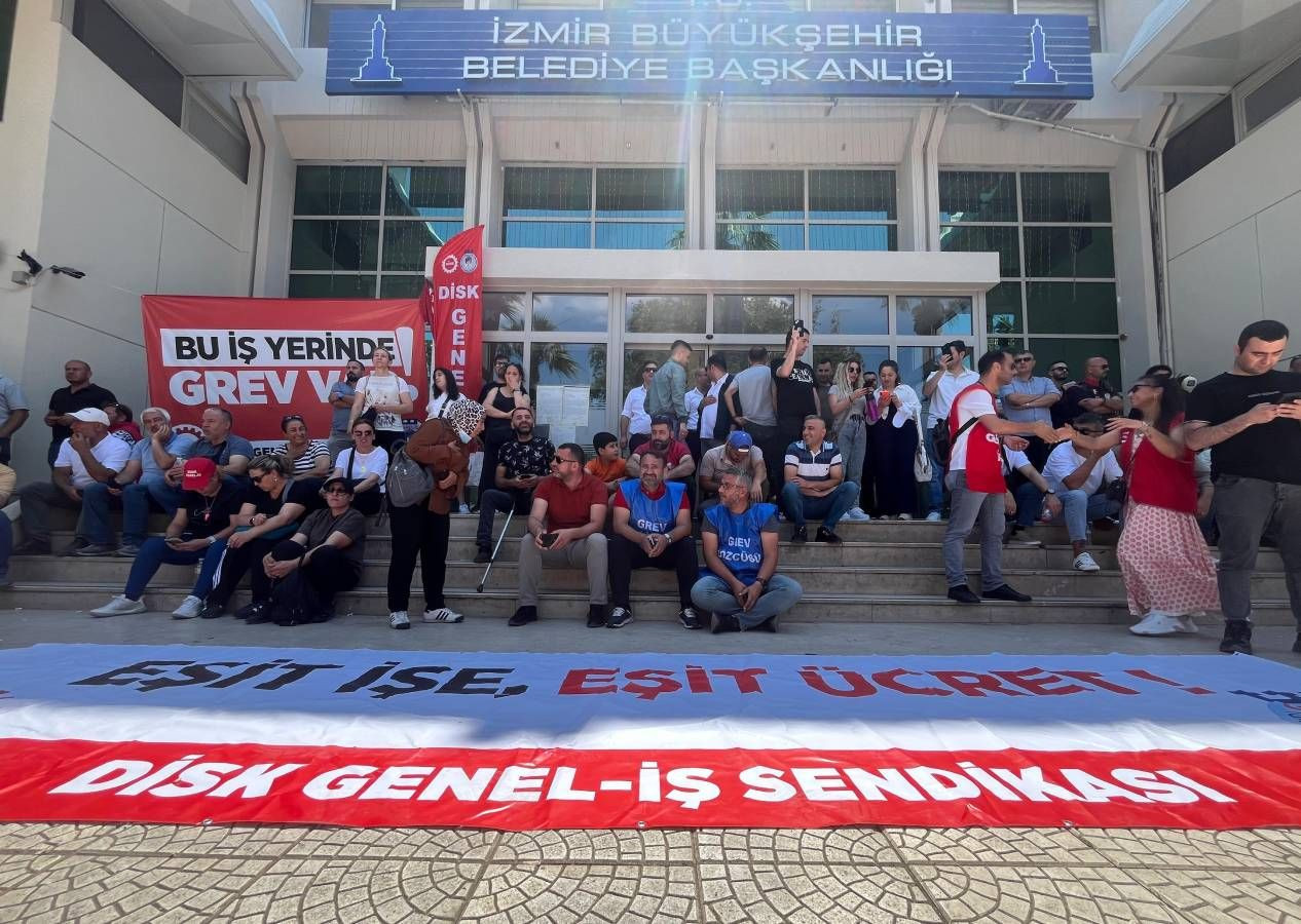 İzmir grev yüzünden kokmaya başladı: Çöpler sokaklara taştı! DİSK'ten yarın için büyük tehdit... - Sayfa 9