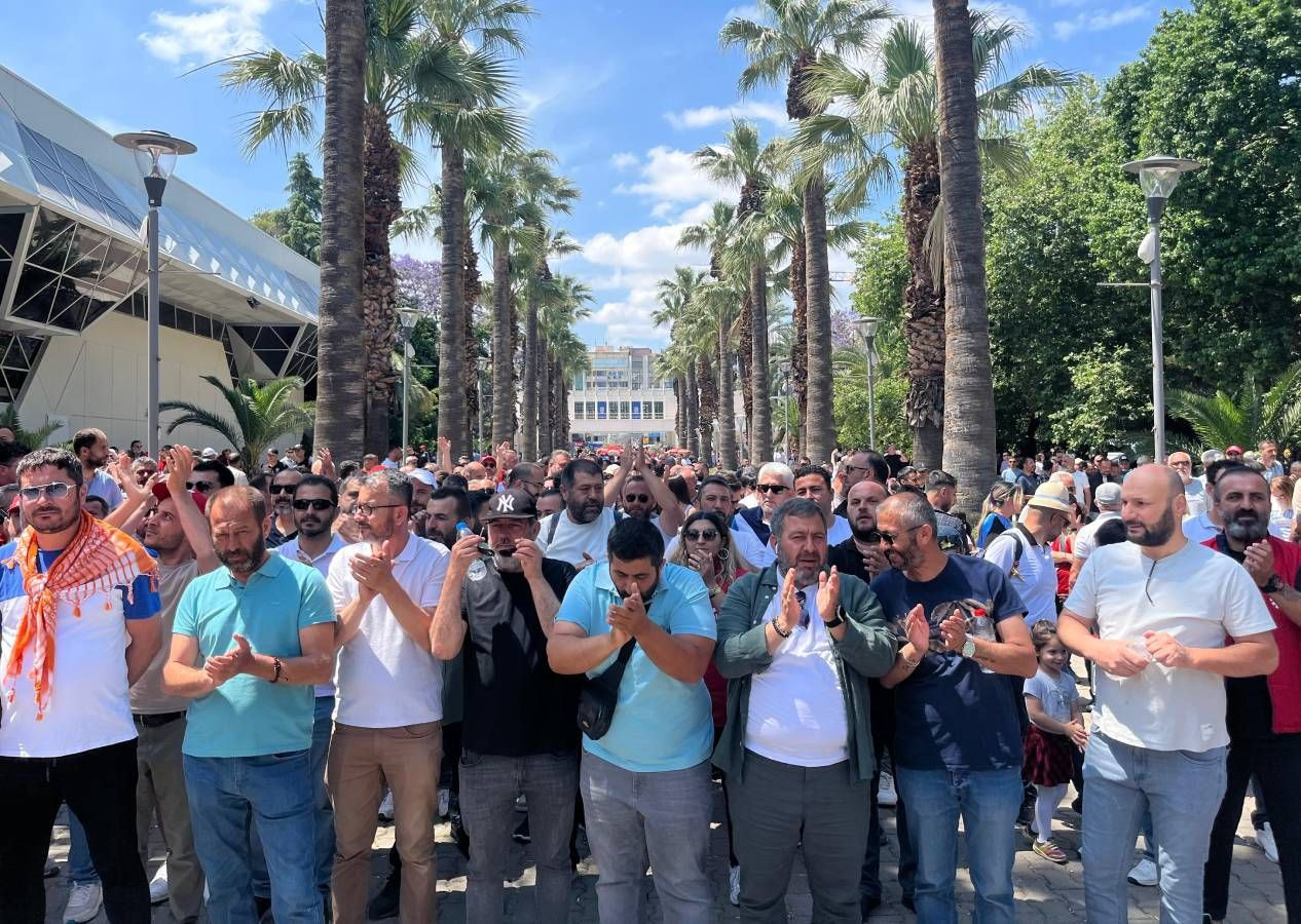 İzmir grev yüzünden kokmaya başladı: Çöpler sokaklara taştı! DİSK'ten yarın için büyük tehdit... - Sayfa 8
