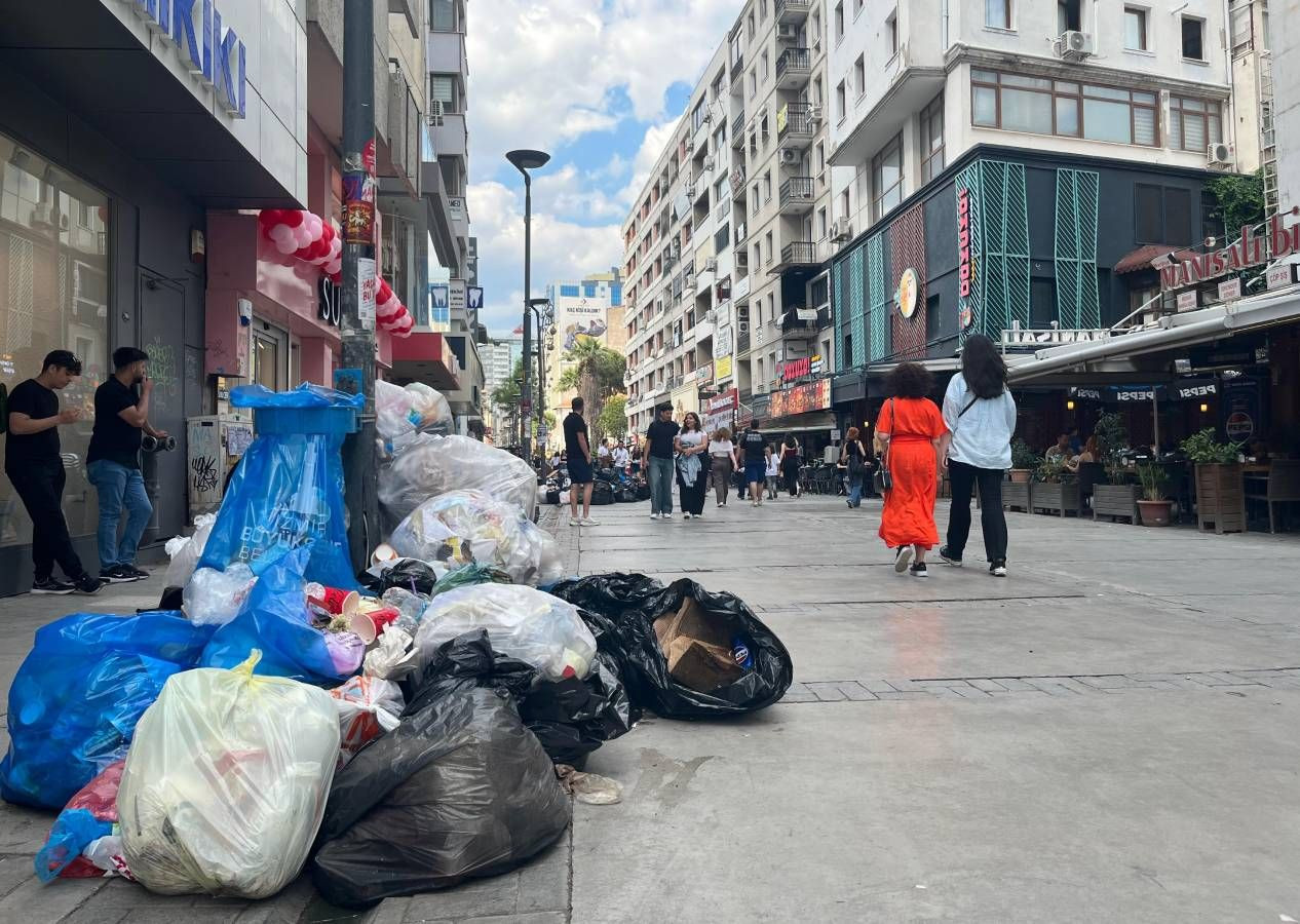İzmir grev yüzünden kokmaya başladı: Çöpler sokaklara taştı! DİSK'ten yarın için büyük tehdit... - Sayfa 5