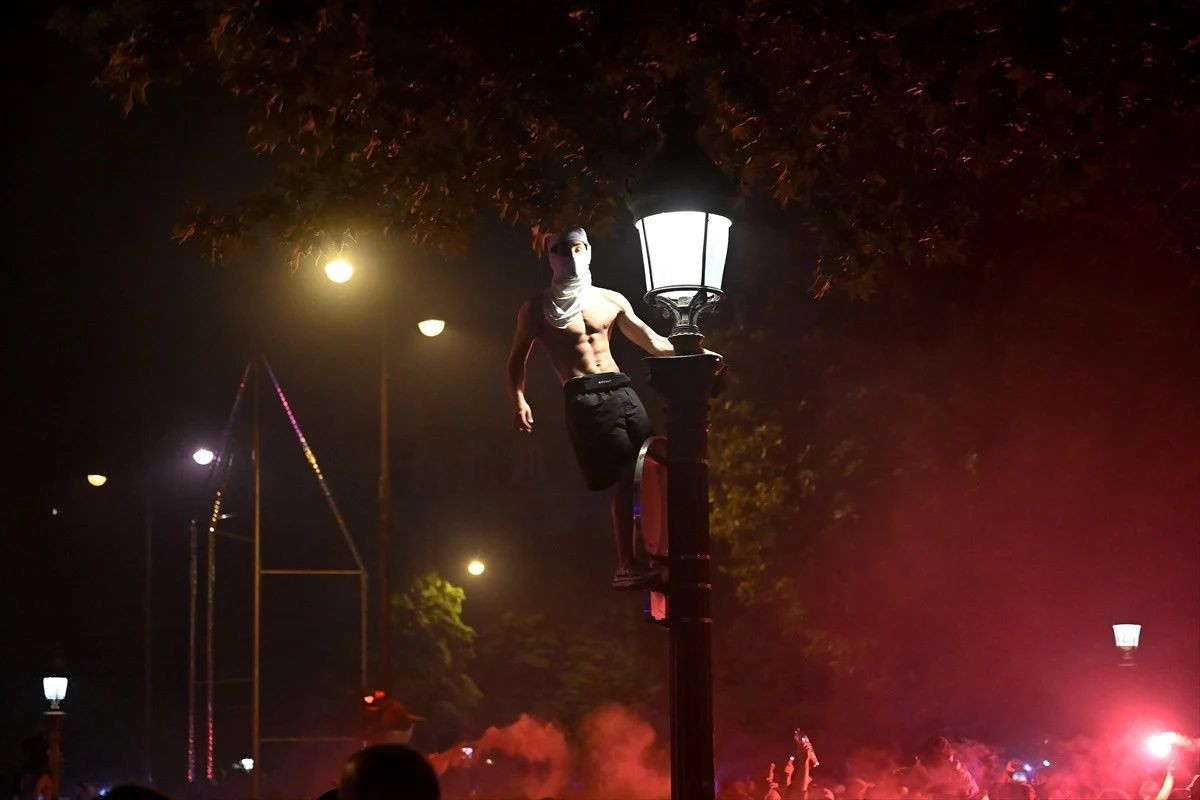 PSG tarih yazdı, Paris karıştı! Metro durakları kapatıldı, izdiham yaşandı! Şampiyonluk kutlamaları 81 gözaltıyla bitti! - Sayfa 11