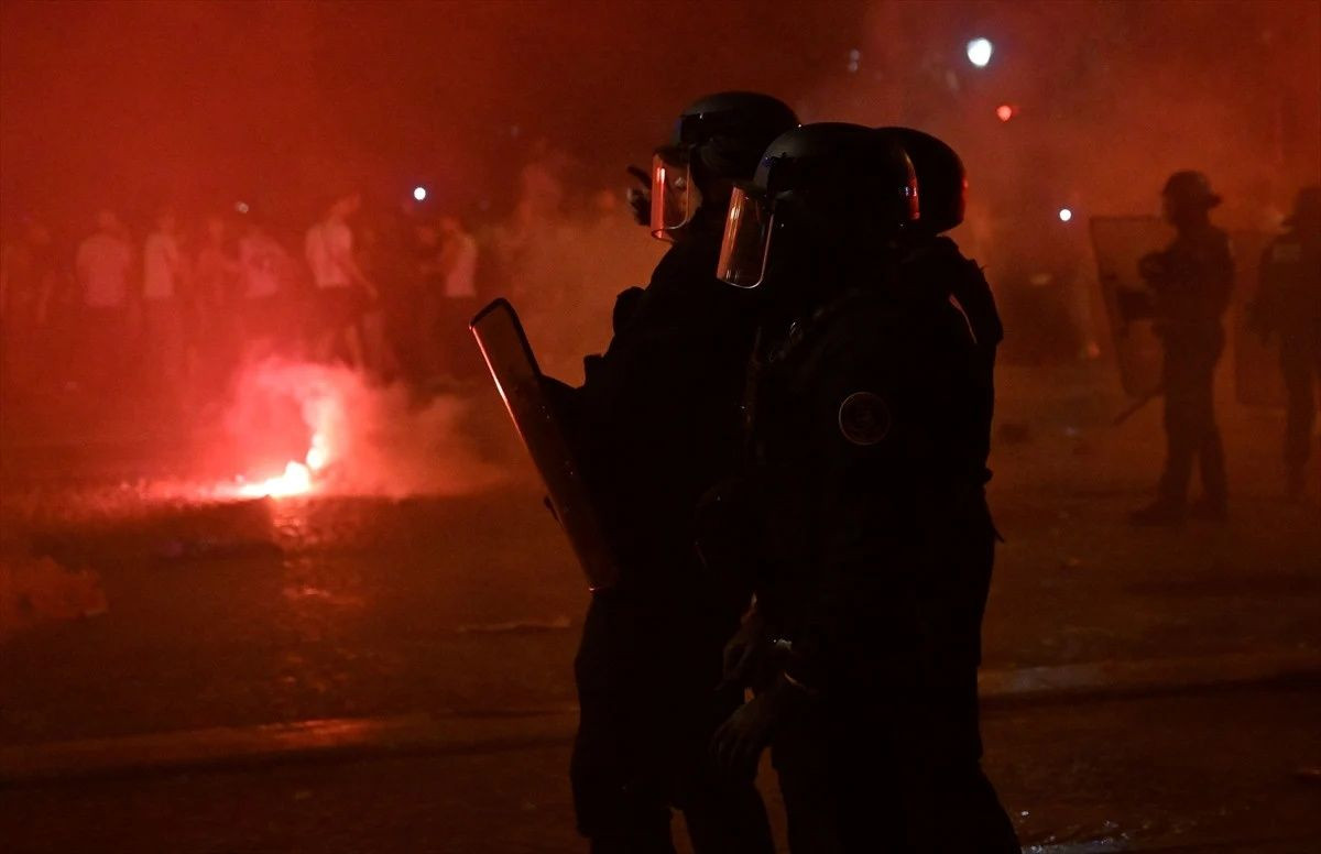 PSG tarih yazdı, Paris karıştı! Metro durakları kapatıldı, izdiham yaşandı! Şampiyonluk kutlamaları 81 gözaltıyla bitti! - Sayfa 10