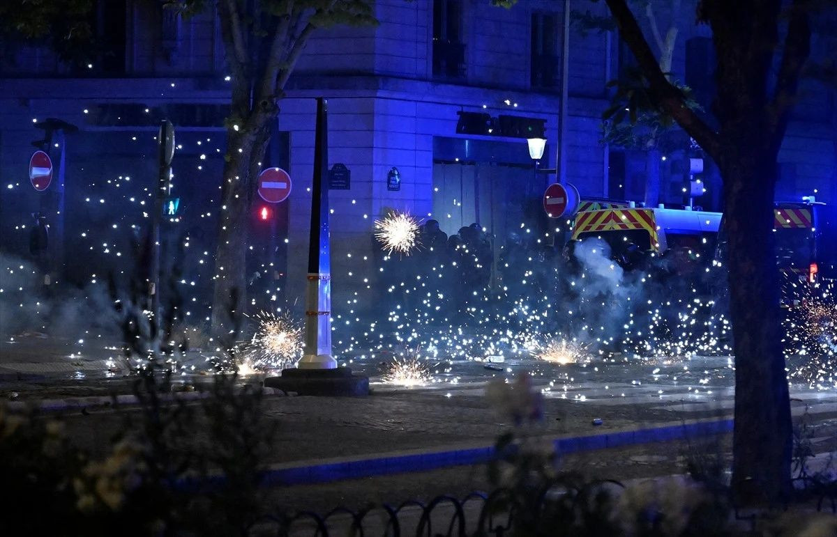 PSG tarih yazdı, Paris karıştı! Metro durakları kapatıldı, izdiham yaşandı! Şampiyonluk kutlamaları 81 gözaltıyla bitti! - Sayfa 8