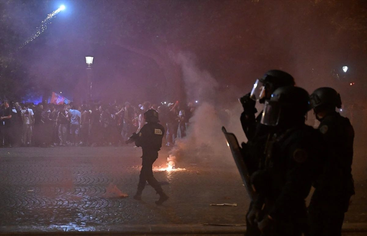 PSG tarih yazdı, Paris karıştı! Metro durakları kapatıldı, izdiham yaşandı! Şampiyonluk kutlamaları 81 gözaltıyla bitti! - Sayfa 9