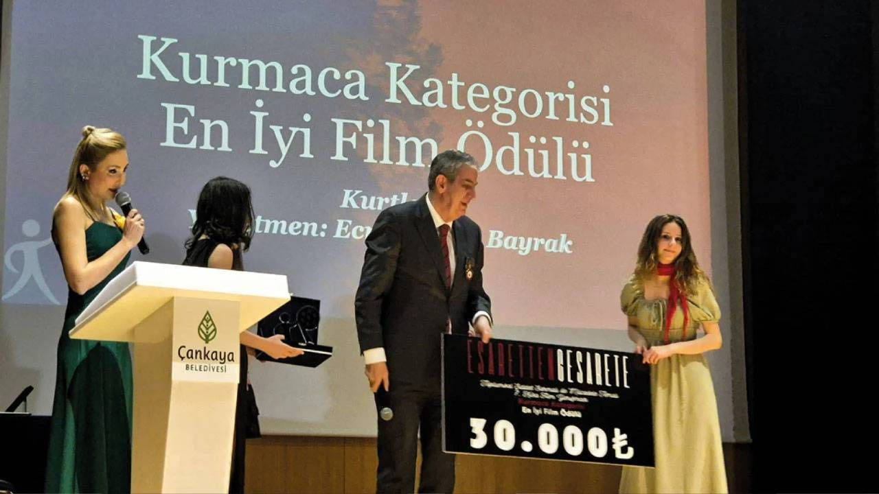 TRT spikeri Oya Eren'den yönetmen Ecre Begüm Bayrak'a bozkurt işaretli tepki! "Vatansız teröristler" - Sayfa 1