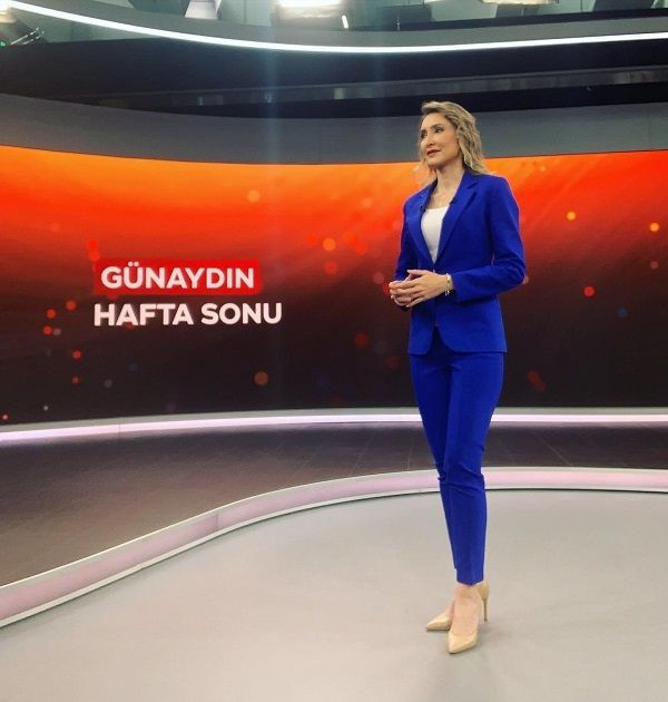 TRT spikeri Oya Eren'den yönetmen Ecre Begüm Bayrak'a bozkurt işaretli tepki! "Vatansız teröristler" - Sayfa 3