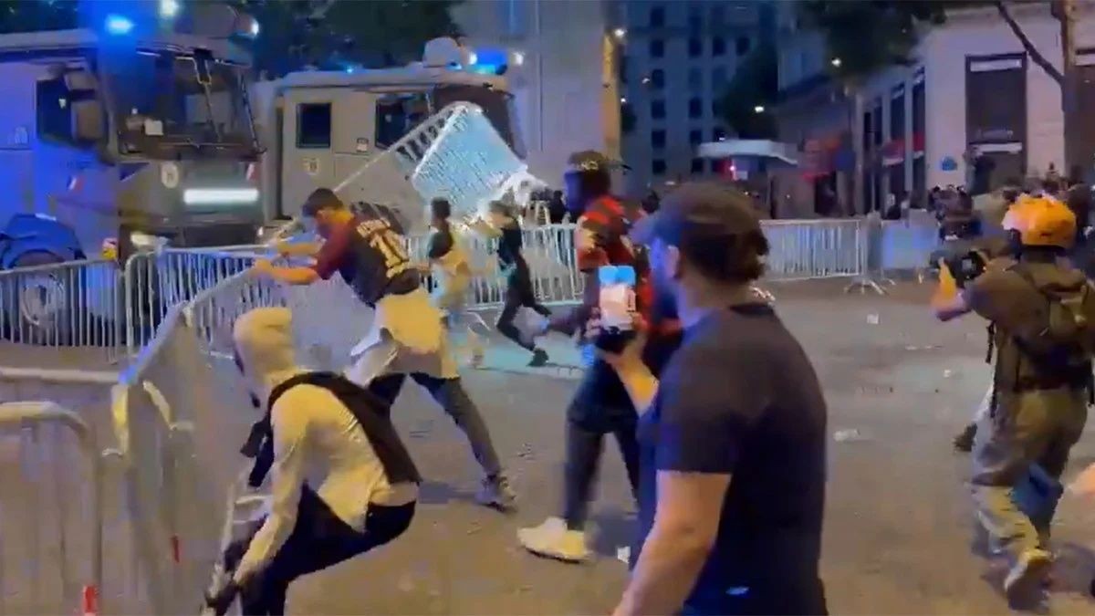PSG tarih yazdı, Paris karıştı! Metro durakları kapatıldı, izdiham yaşandı! Şampiyonluk kutlamaları 81 gözaltıyla bitti! - Sayfa 2