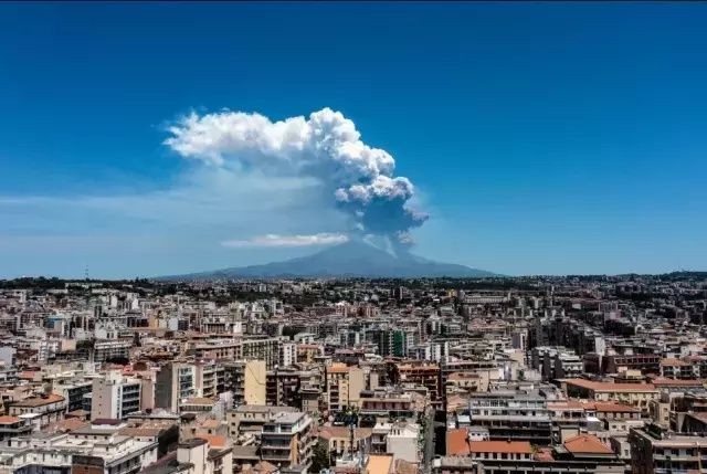 Etna lav püskürttü, turistler kaçacak yer aradı: Sicilya’da kırmızı alarm! Uçuşlar durduruldu... - Sayfa 2