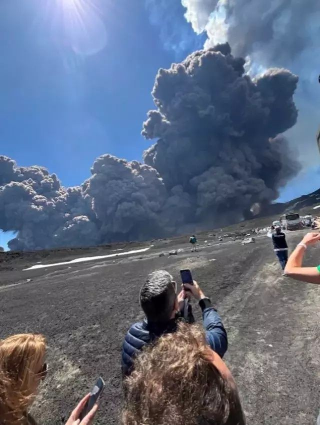 Etna lav püskürttü, turistler kaçacak yer aradı: Sicilya’da kırmızı alarm! Uçuşlar durduruldu... - Sayfa 4