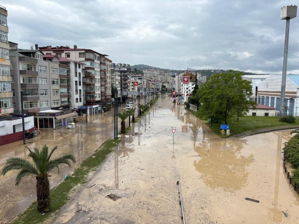 Trabzon'da yaz ortasında sel felaketi: Eski devlet sahil yolu sulara teslim oldu, 72 yasındaki bir vatandaş kayıp - Sayfa 4