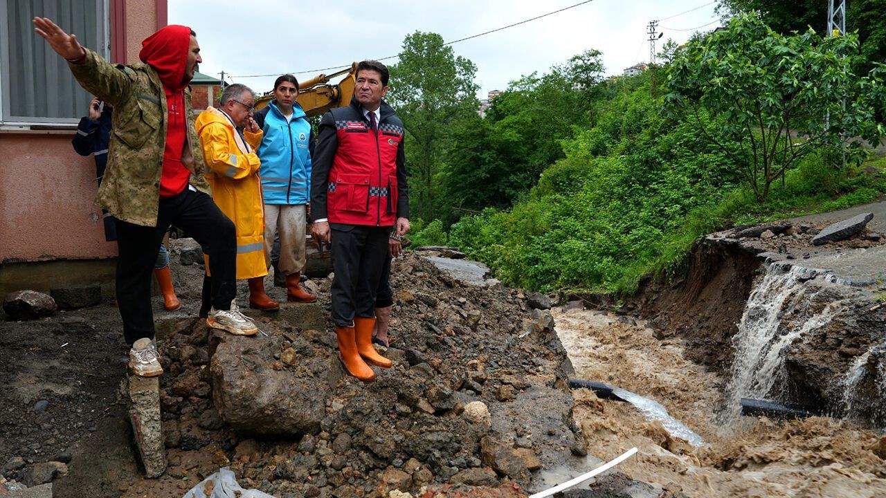 Trabzon'da yaz ortasında sel felaketi: Eski devlet sahil yolu sulara teslim oldu, 72 yasındaki bir vatandaş kayıp - Sayfa 2