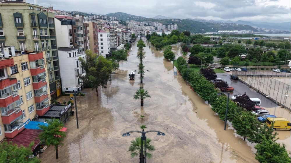 Trabzon'da yaz ortasında sel felaketi: Eski devlet sahil yolu sulara teslim oldu, 72 yasındaki bir vatandaş kayıp - Sayfa 6
