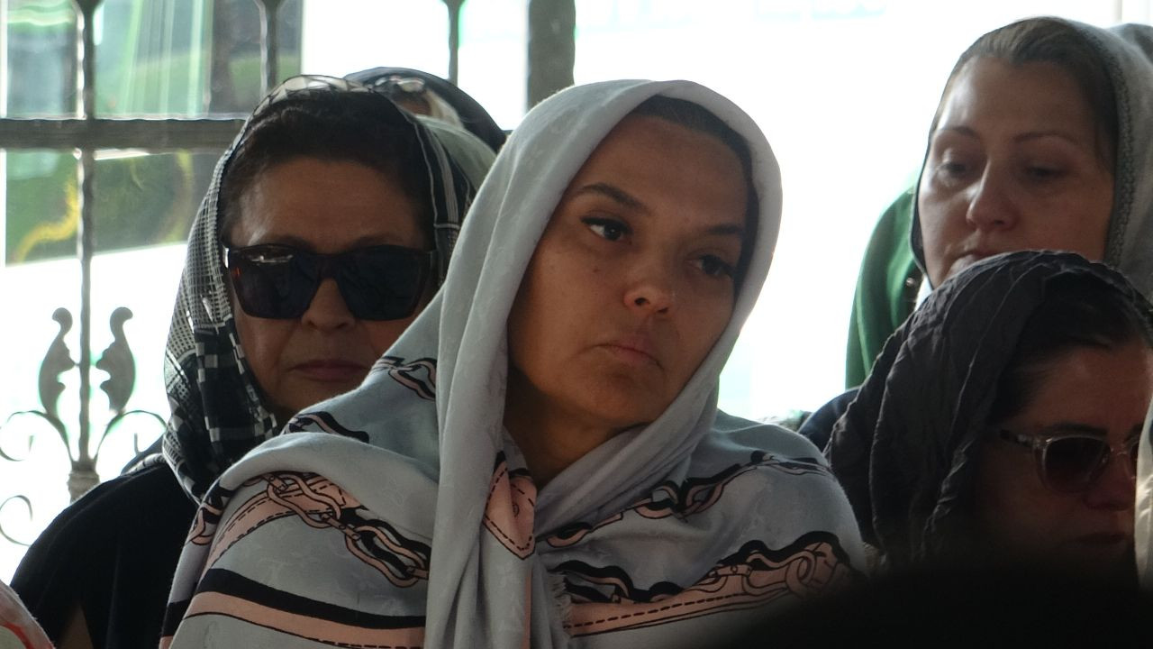 Demet Akalın'ı yıkan ölüm! Kuzeninin cenazesinde gözyaşlarına boğuldu - Sayfa 1