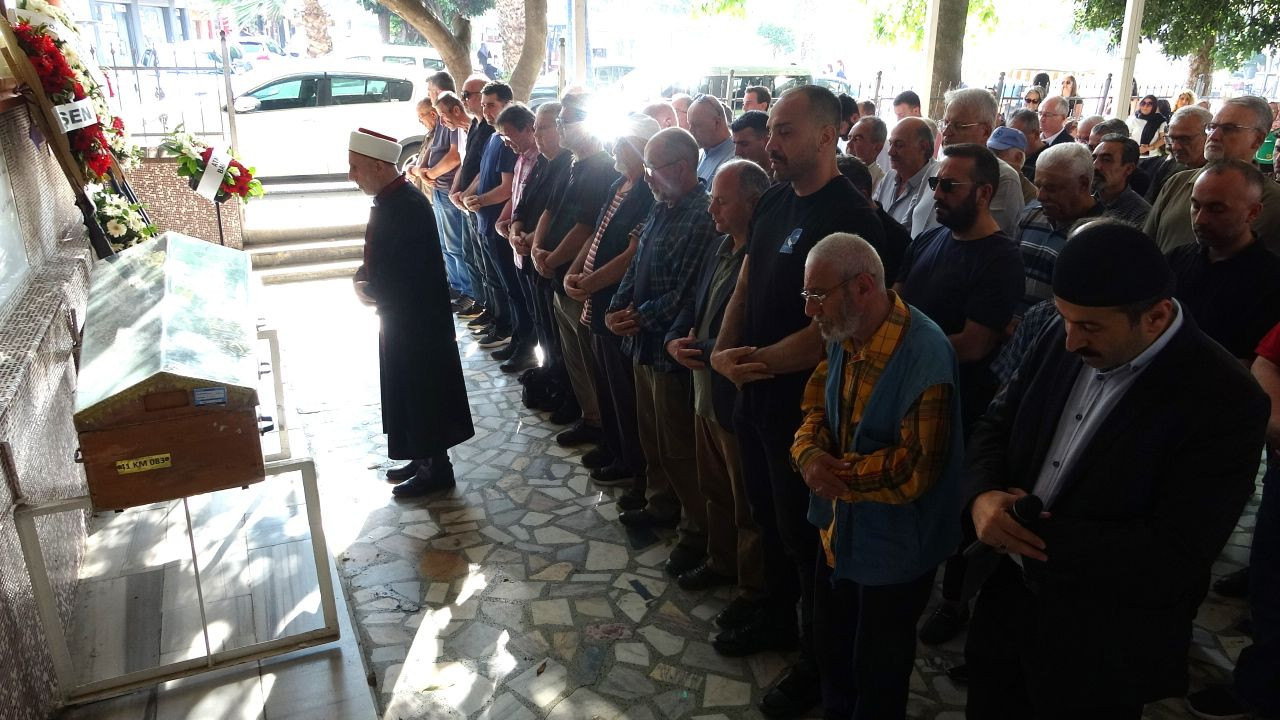 Demet Akalın'ı yıkan ölüm! Kuzeninin cenazesinde gözyaşlarına boğuldu - Sayfa 4