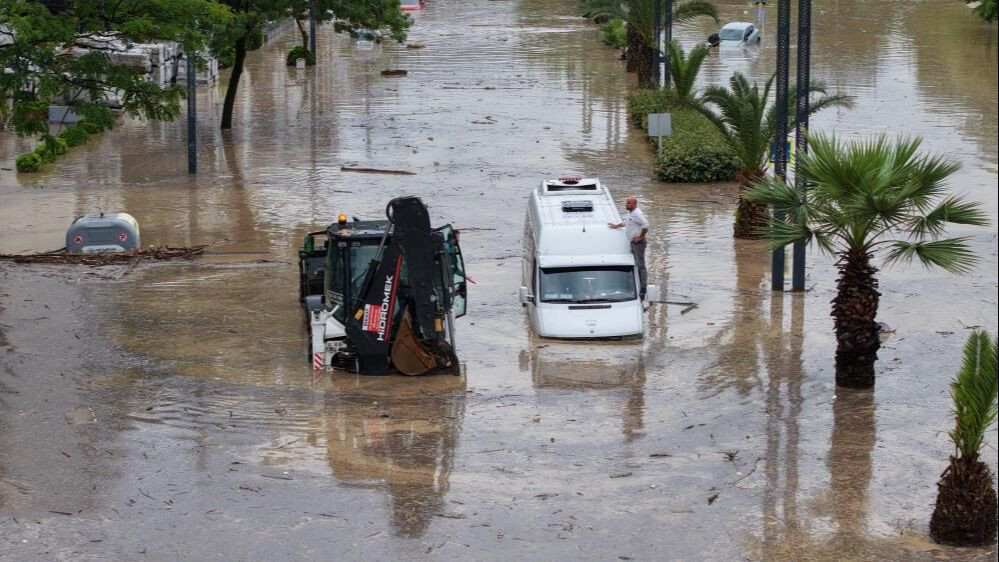 Trabzon'da yaz ortasında sel felaketi: Eski devlet sahil yolu sulara teslim oldu, 72 yasındaki bir vatandaş kayıp - Sayfa 5