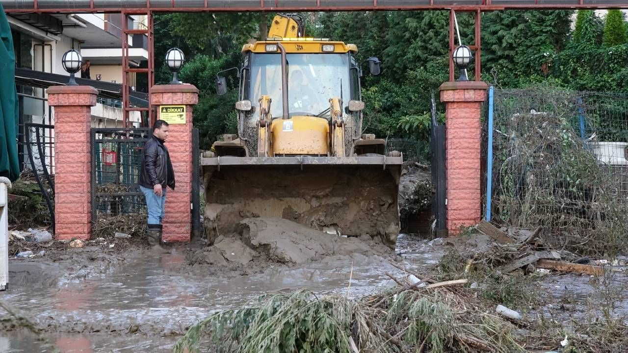 Sel gitti çamur kaldı; Trabzon'da felaketin ardından izler siliniyor, kayıp kişi aranıyor - Sayfa 5