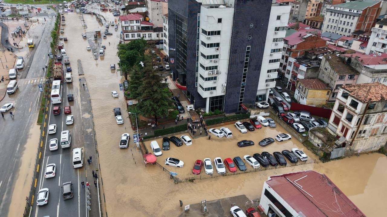 Sel gitti çamur kaldı; Trabzon'da felaketin ardından izler siliniyor, kayıp kişi aranıyor - Sayfa 10