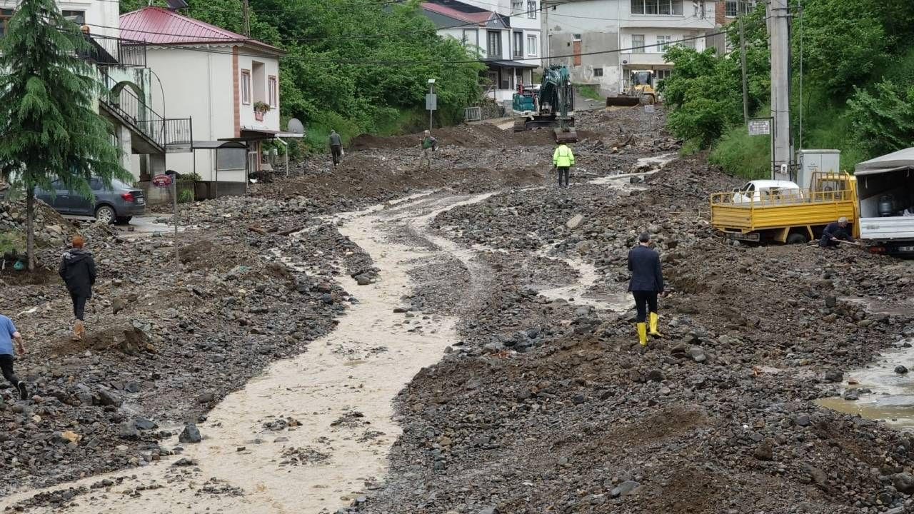Sel gitti çamur kaldı; Trabzon'da felaketin ardından izler siliniyor, kayıp kişi aranıyor - Sayfa 9