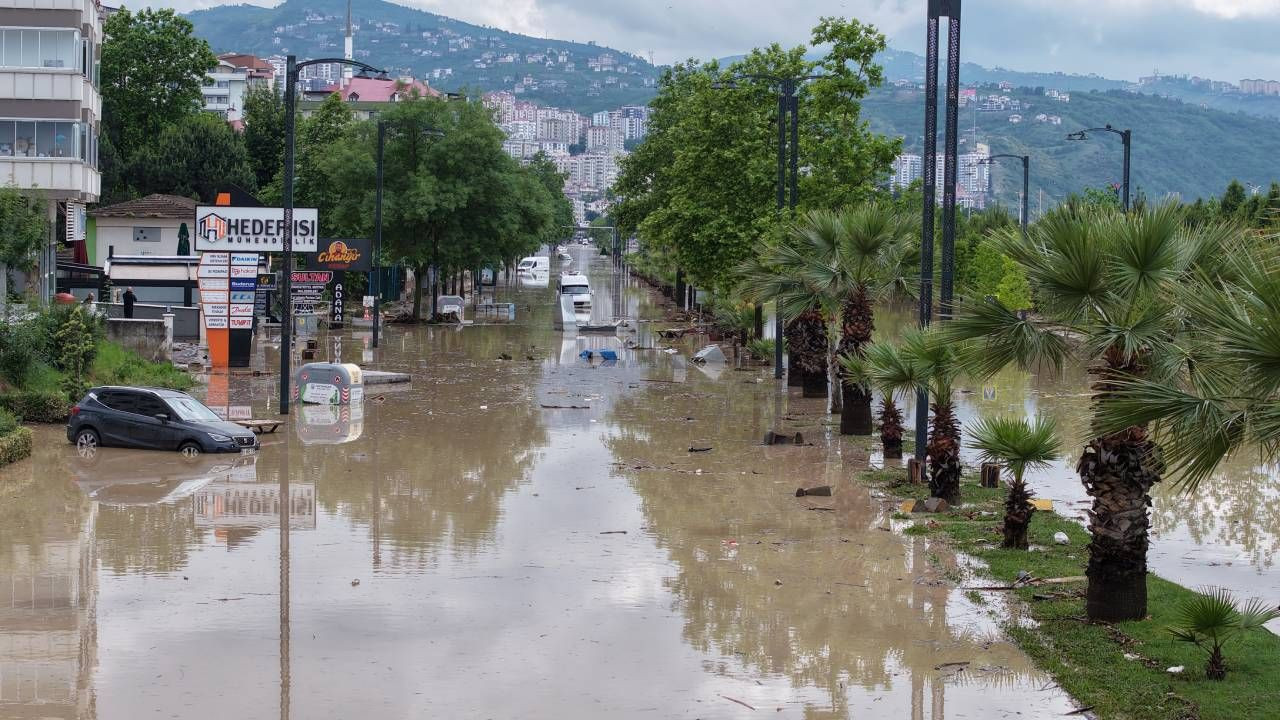 Sel gitti çamur kaldı; Trabzon'da felaketin ardından izler siliniyor, kayıp kişi aranıyor - Sayfa 8