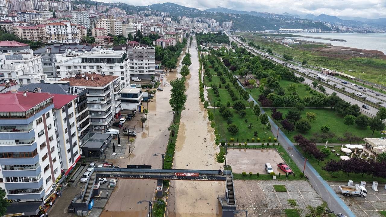 Sel gitti çamur kaldı; Trabzon'da felaketin ardından izler siliniyor, kayıp kişi aranıyor - Sayfa 3