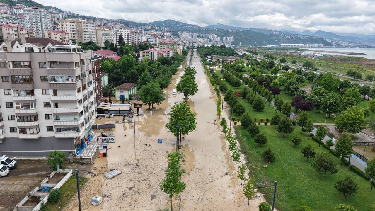 Sel gitti çamur kaldı; Trabzon'da felaketin ardından izler siliniyor, kayıp kişi aranıyor - Sayfa 6