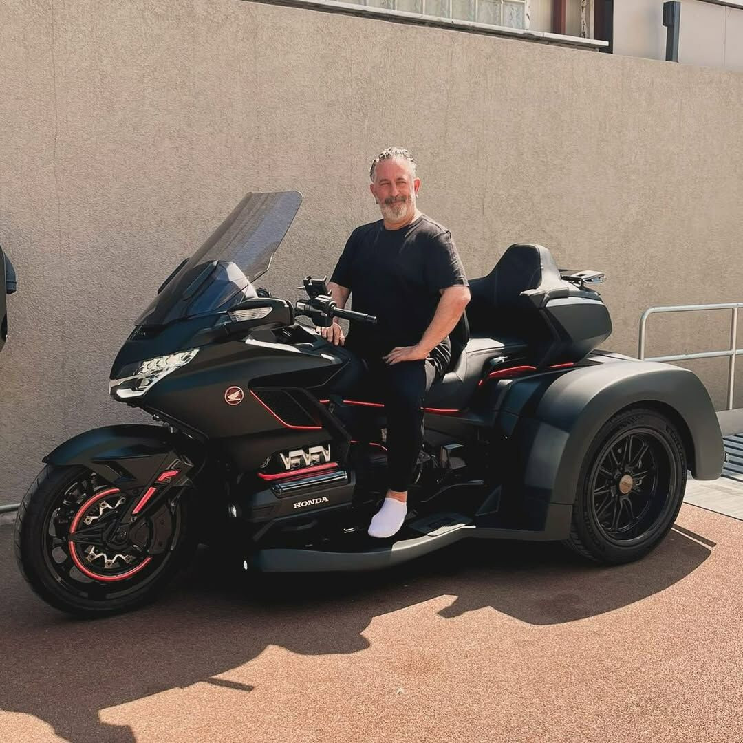 Cem Yılmaz’ın servet değerindeki özel yapım motosikleti gündem oldu: Fedon’dan espirili yorum - Sayfa 2