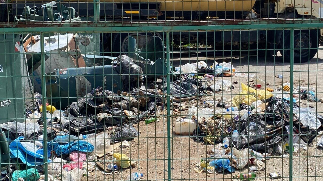 CHP'li İzmit Belediyesi’nden temizlik skandalı: Temizlik Müdürlüğü çöp içinde kaldı! - Sayfa 1