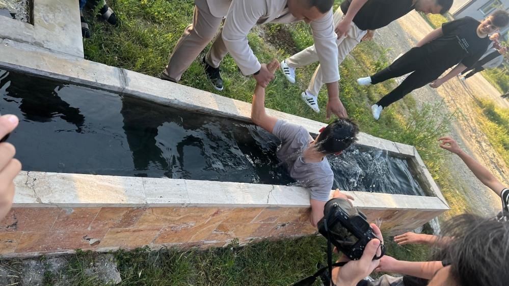 Bolu’da yarım asırlık gelenek: Bayram namazına kalkmayan genç buz gibi suya yatırıldı - Sayfa 1