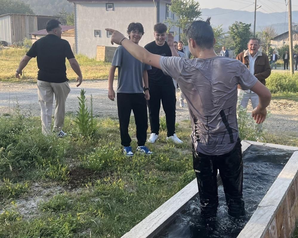 Bolu’da yarım asırlık gelenek: Bayram namazına kalkmayan genç buz gibi suya yatırıldı - Sayfa 2