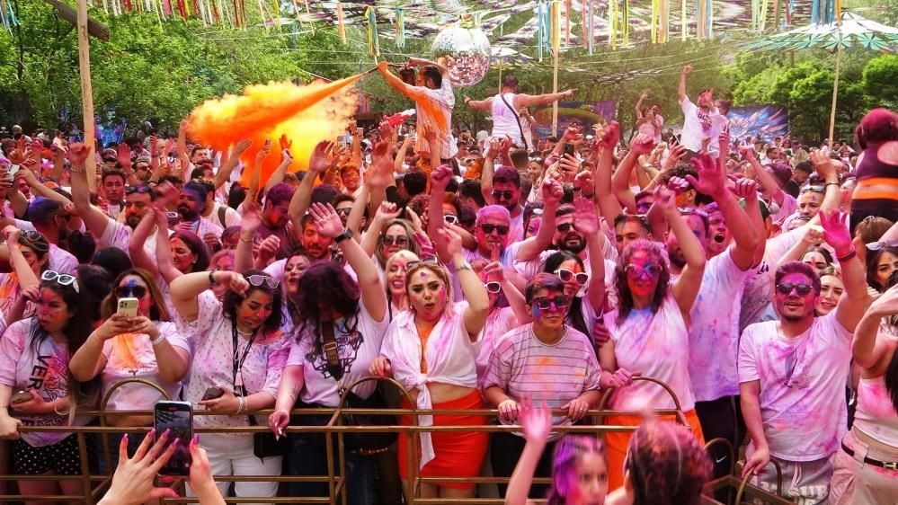 Van'da bayram coşkusu renklendi: İranlı turistler boya ve su festivalinde eğlendi! - Sayfa 1