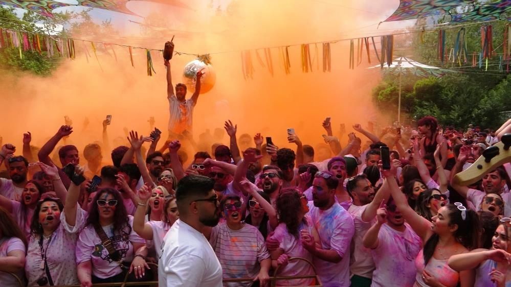 Van'da bayram coşkusu renklendi: İranlı turistler boya ve su festivalinde eğlendi! - Sayfa 2