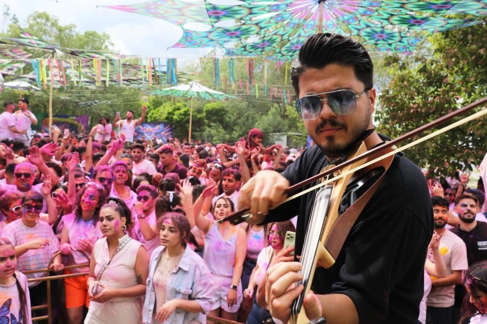 Van'da bayram coşkusu renklendi: İranlı turistler boya ve su festivalinde eğlendi! - Sayfa 4