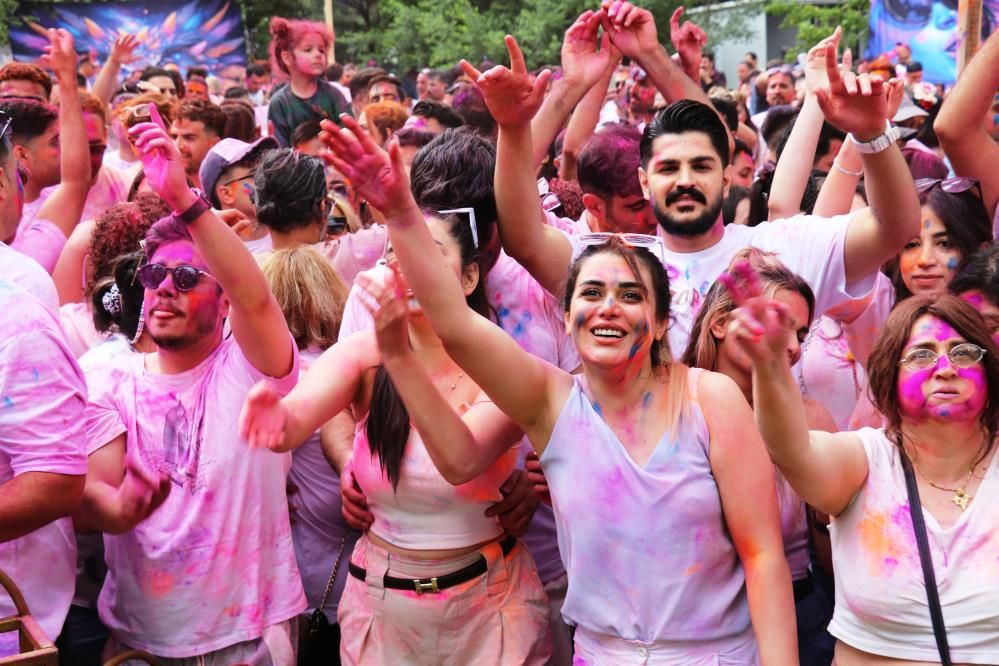 Van'da bayram coşkusu renklendi: İranlı turistler boya ve su festivalinde eğlendi! - Sayfa 10