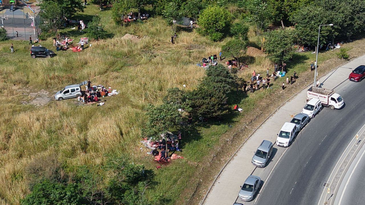 Kaçak kurban kesimi her yerde, yasağa aldırış etmediler; boş araziler, yol kenarları, ağaç altları... - Sayfa 7