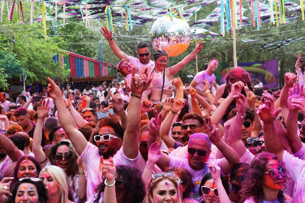 Van'da bayram coşkusu renklendi: İranlı turistler boya ve su festivalinde eğlendi! - Sayfa 9