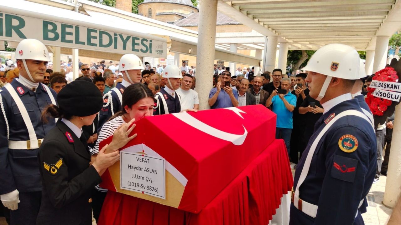 Mutluluğa giderken yolda karşılarına ölüm çıktı! Uzman çavuş Haydar Aslan ve eşi Ecemnur Aslan toprağa verildi, 5 aylık bebekleri yoğun bakımda - Sayfa 1