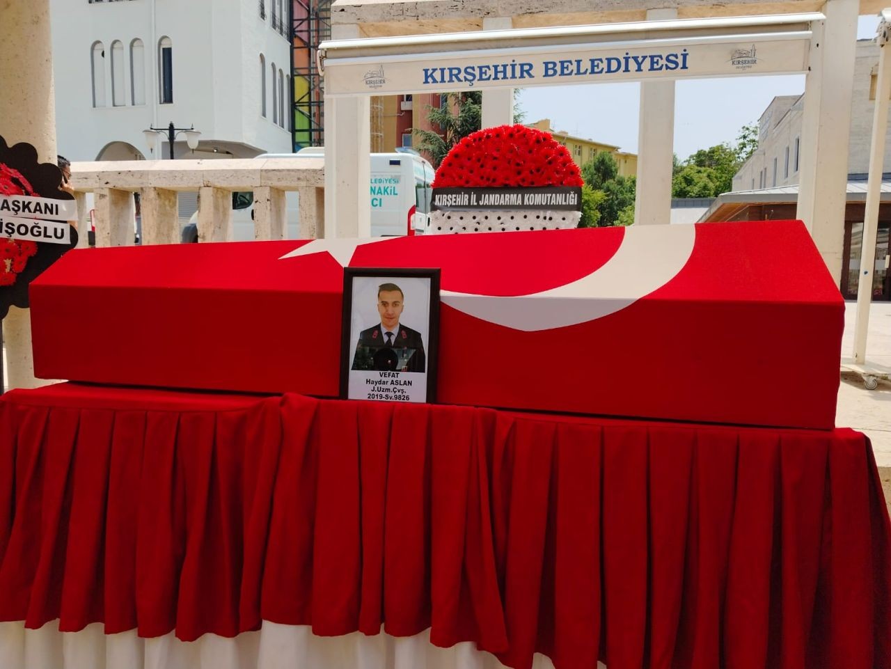 Mutluluğa giderken yolda karşılarına ölüm çıktı! Uzman çavuş Haydar Aslan ve eşi Ecemnur Aslan toprağa verildi, 5 aylık bebekleri yoğun bakımda - Sayfa 4